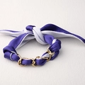 Detalle de la pulsera de pañuelo de seda morada y blanca tejida con cadena de metal dorado - Púrpura Y Blanco (SB01-10)