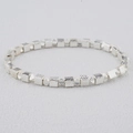 Silbernes Perlenarmband mit texturierten Quadraten und polierten facettierten Perlen - Silber