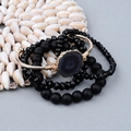 Détail d'un bracelet doré bohème et de bracelets en perles de pierre naturelle noire - Style Noir Or (BCSET185)