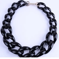 Massive schwarze Acryl-Kette mit elegantem goldenem Knebelverschluss im minimalistischen Stil - Schwarz (NK1001-2)