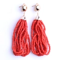 Pendientes bohemios de flecos con cuentas MIYUKI y tachuelas de metal dorado en fondo blanco - Rojo (EA001-15)
