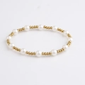 Elegantes Perlenarmband mit weißen Perlen und goldenen Metallperlen im Minimal-Stil - Abwechselnde Perle und Metall Stil (BC596-6)