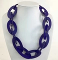 Klobige dunkelviolette Acryl-Gliederkette mit großen Ringen auf weißer Mannequin-Büste - NK1027-6 / Dunkellila