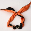Orange-schwarzes Seiden-Haargummi mit Satin-Finish und goldener Kettenstruktur - Orange Und Schwarz (SB01-4)