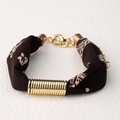 Pulsera de pañuelo de seda marrón oscuro con lunares y tubo de metal dorado ajustable - Estilo Estampado Café Oscuro (SB02-9)