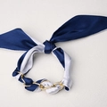 Coletero de satén azul marino y blanco con cadena metálica dorada y lazo elegante - Azul Y Blanco (SB01-6)