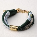 Pulsera de seda verde oscuro con estampado de flores y detalles de anillos dorados - Estilo Floral Verde Oscuro (SB02-10)