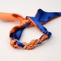 Pulsera de pañuelo de seda naranja y azul real con cadena dorada y lazo elegante - Azul Y Naranja (SB01-7)