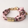 Pulsera de seda rosa con diseño de cachemir y anillos metálicos dorados - Estilo Paisley Rosa (SB02-12)