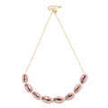 Elegante collana placcata oro con otto ciondoli in conchiglia di ciprea rosa - Rosa (NKS261-1)