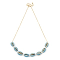 Elegante collana di conchiglie cauri placcata in oro con smalto blu per donne. - Celeste (NKS261-2)