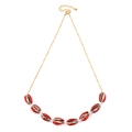 Collana di conchiglie dorate con otto ciondoli rossi e neri e catena regolabile - Rosso Brillante (NKS261-5)