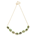 Collana a catena placcata oro con sette pendenti a conchiglia verde e chiusura a moschettone - Verde Brillante (NKS261-9)