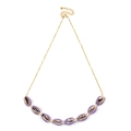 Collana minimalista placcata in oro con otto ciondoli a forma di conchiglia cauri viola - Viola Brillante (NKS261-10)