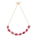 Collana placcata oro con sette ciondoli a conchiglia rosa acceso e chiusura a moschettone - Rosa Brillante (NKS261-11)