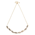 Collana bohémien con otto conchiglie di ciprea dorate su una sottile catena metallica - Colore Conchiglia Naturale (NKS261-13)