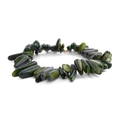 Gedetailleerde weergave van armband met onregelmatige groene stenen en een gouden kraal - Groene Onregelmatige Jaspis (BC302-25)