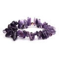 Macro-opname van natuurlijke paarse amethist armband met een roségouden kraal - Amethist Chips (BC302-24)