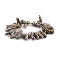 Macro-opname van natuurlijke dalmatiër jaspis armband met een gouden stervormige kraal - Dalmatiër Jaspis (BC302-22)