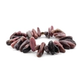 Detail van natuurlijke rhodonietstenen op een roze en zwarte elastische armband - Rhodoniet Roze Zwart (BC302-12)