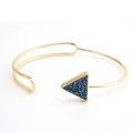 Χρυσό ανοιχτό βραχιόλι με διπλή γραμμή και μπλε τριγωνική πέτρινη ένθεση - Χρυσό Σκούρο Μπλε Τρίγωνο (BR011-1)