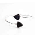 Brazalete abierto plateado ajustable con piedras triangulares de cristal negro - Triángulo Negro Plateado (BR011-5)
