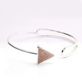 Brazalete abierto plateado con colgante de triángulo y cristales rosa brillantes - Triángulo Rosa Plateado (BR011-6)