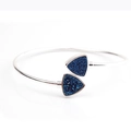 Brazalete abierto bohemio de metal plateado con triángulos de ágata azul - Triángulo Cruzado Azul Profundo Plateado (BR011-8)