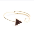 Brazalete dorado bohemio con colgante triangular e incrustación de cristal marrón - Triángulo Marrón Dorado (BR011-9)