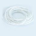 Minimalistisches mehrlagiges reinweißes Miyuki Glasperlenarmband für Damen auf Blau - Weißer Stil (NK1037-15)