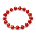 Detail van gefacetteerde rode kristallen kralen met gouden geometrische ringen op armband - Rood (BC329-9)