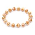 Macro-opname van ambertinten kristallen kralen met zilveren tussenringen op een armband - Barnsteen (BC329-6)