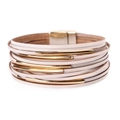 Dettaglio del bracciale multistrato in pelle rosa con tubi dorati e chiusura magnetica - Rosa Beige (BC375-15)