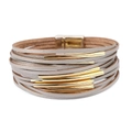 Dettaglio del bracciale multistrato in pelle grigia con tubi dorati e chiusura magnetica - Grigio Oro (BC375-14)