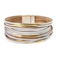 Dettaglio del bracciale in pelle grigia intrecciata con chiusura magnetica e barre dorate - Grigio Chiaro (BC375-13)
