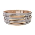 Dettaglio del bracciale multistrato in pelle grigia con tubi dorati e chiusura magnetica - Grigio (BC375-12)