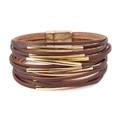 Dettaglio del bracciale multistrato in pelle marrone con tubi dorati e chiusura magnetica - Marrone Scuro (BC375-9)