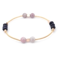 Detailansicht des Goldfeder-Armbands mit rosa Stein- und blauen Frostperlen - Pink und Blau Stapelbarer Stil (BC380-2)