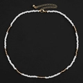 Minimalistische Perlenkette mit weißen Glasperlen und goldenen Metallakzenten - Weiße Perlen (NKS247-2)