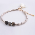 Böhmisches Silberperlenarmband mit Natursteinen und elegantem weißem Seidenquasten-Anhänger - BC170-3 Weiße Quaste
