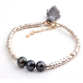 Böhmisches Perlenarmband mit dunklen Perlen und grauem Quastenanhänger in Goldoptik - BC170-4 Graue Quaste