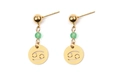 Boucles d'oreilles signe Cancer en acier doré avec perle verte sur fond blanc uni - Cancer Doré (EA075-4)