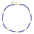 Collier ras du cou en perles bleu marine et or avec chaîne d'extension et fermoir mousqueton - Perles Bleu Foncé (NKS247-28)