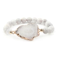 Détail des perles en pierre de marbre blanc et du cristal irrégulier avec bordure dorée - Diamètre de perle 8mm