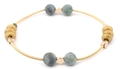 Goldenes Federdraht-Armband mit blaugrauen Natursteinen und sechseckigen Goldperlen - Türkis-Stil (BC380-1)