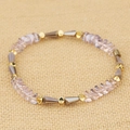 Dettaglio di perle di cristallo rosa e distanziali dorati su uno sfondo di lino grezzo - Rosa/Grigio (BC405-10)