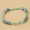 Dettaglio del bracciale bohémien in cristallo con perline iridescenti e distanziatori oro - Teal/Iridescente (BC405-5)