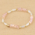 Dettaglio del bracciale con perle di cristallo rosa e distanziali in oro - Rosa/Bianco (BC405-6)