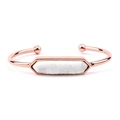 Roségoldener Armreif mit hexagonalem weißem Druzy-Naturstein und Kugelenden-Design - Roségold Mit Weißem Druzy