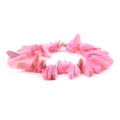 Handgefertigtes elastisches Armband mit unregelmäßigen pinken Muschelperlen - Leuchtend Rosa Muschel (BC302-4)
